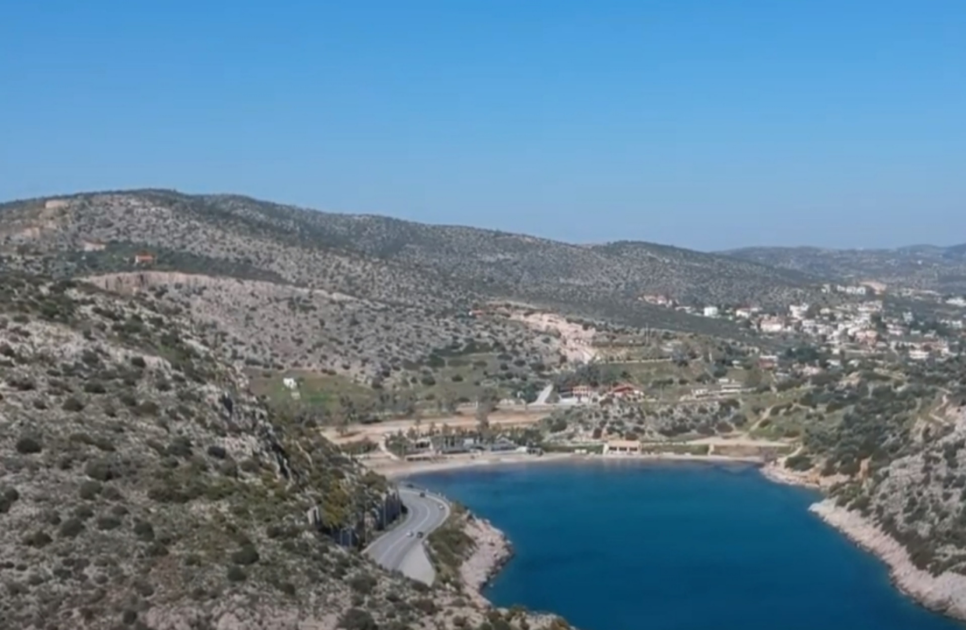 Λουμπάρδα: Αυτή είναι η απάνεμη παραλία της Αττικής με τα ρηχά νερά