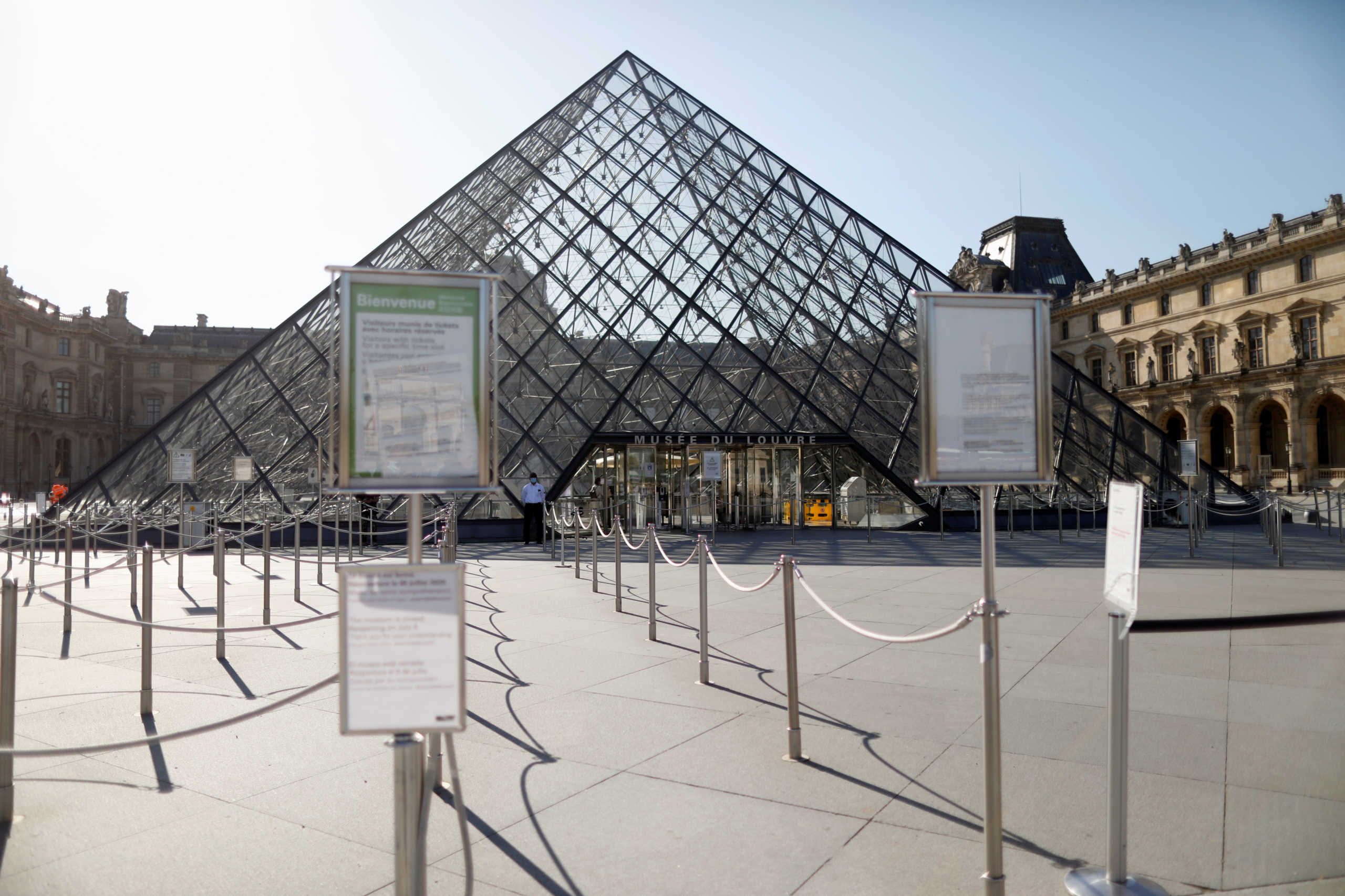Γαλλία: Θα σβήνουν νωρίτερα τα φώτα στο μουσείο του Λούβρου και στις Βερσαλλίες για εξοικονόμηση ενέργειας