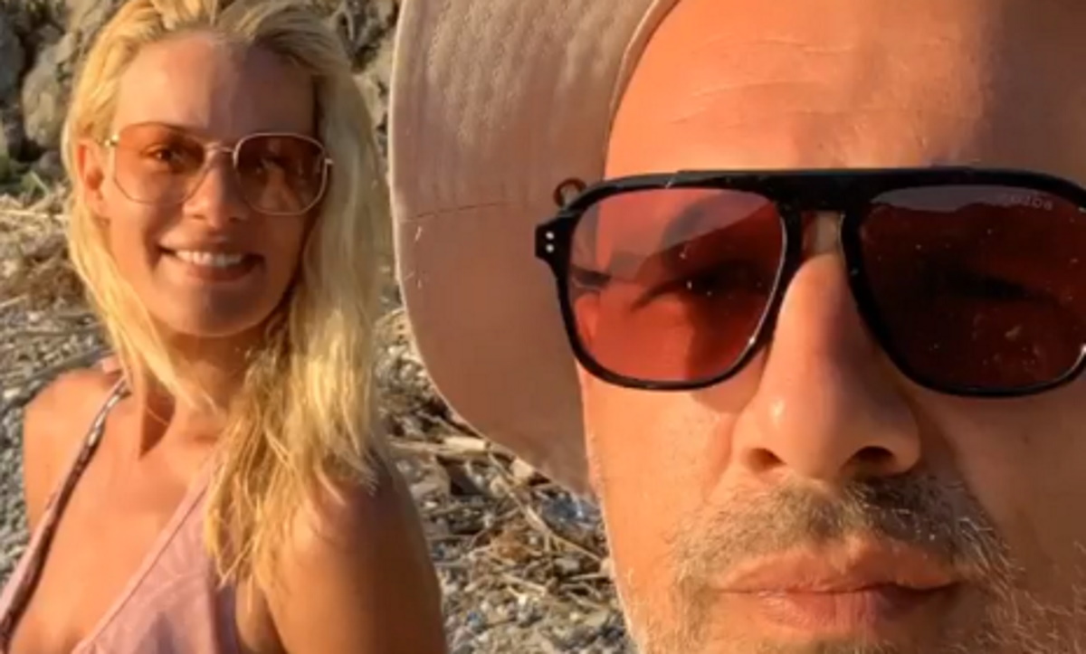 Ζέτα Μακρυπούλια και Νίκος Μουτσινάς σε τρελά θαλασσινά παιχνίδια! Οι selfies και τα βίντεο από την παραλία