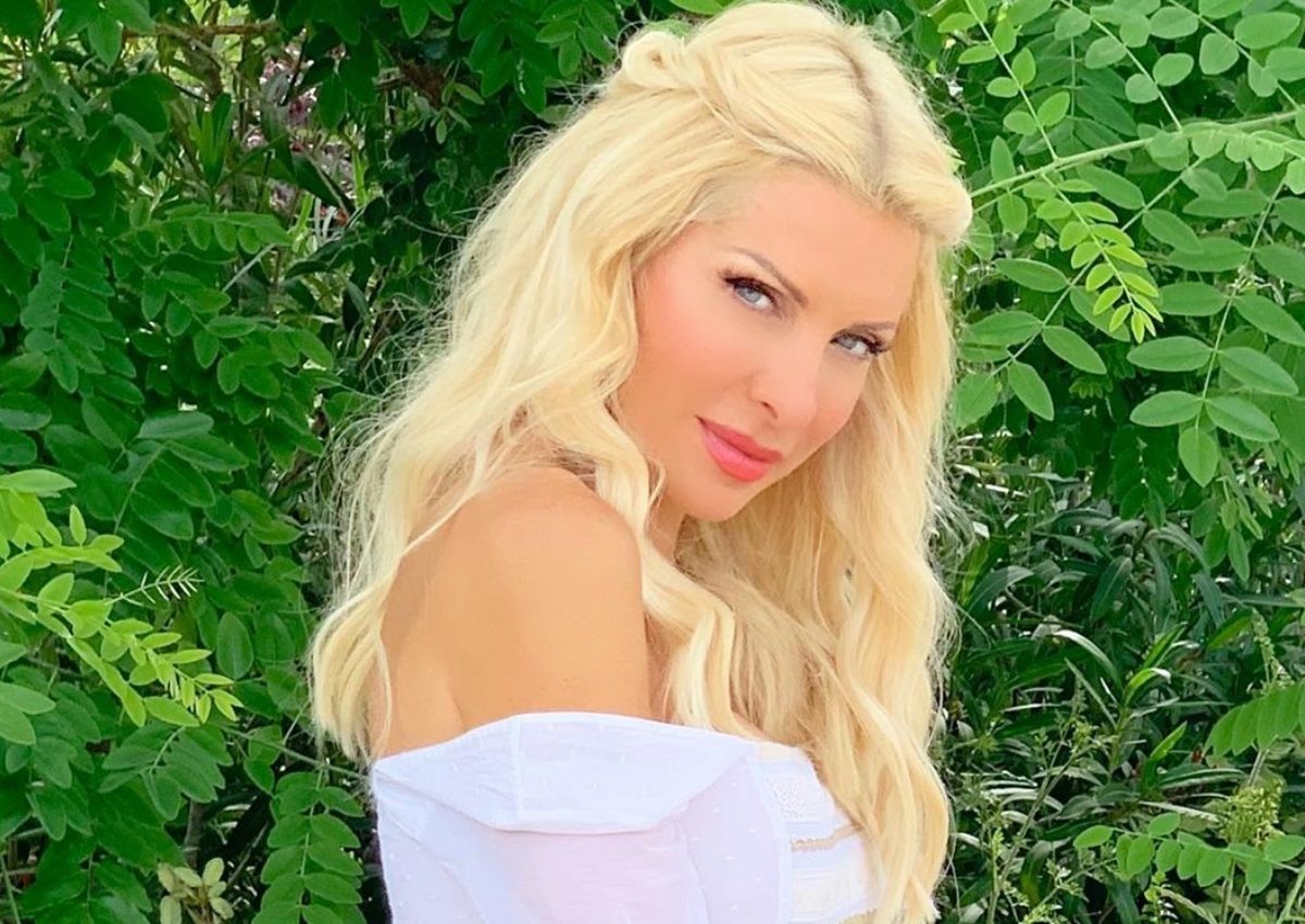 Ελένη Μενεγάκη: Απολαμβάνει τον ήλιο στα Άχλα και ποζάρει στην παραλία χωρίς ρετούς!