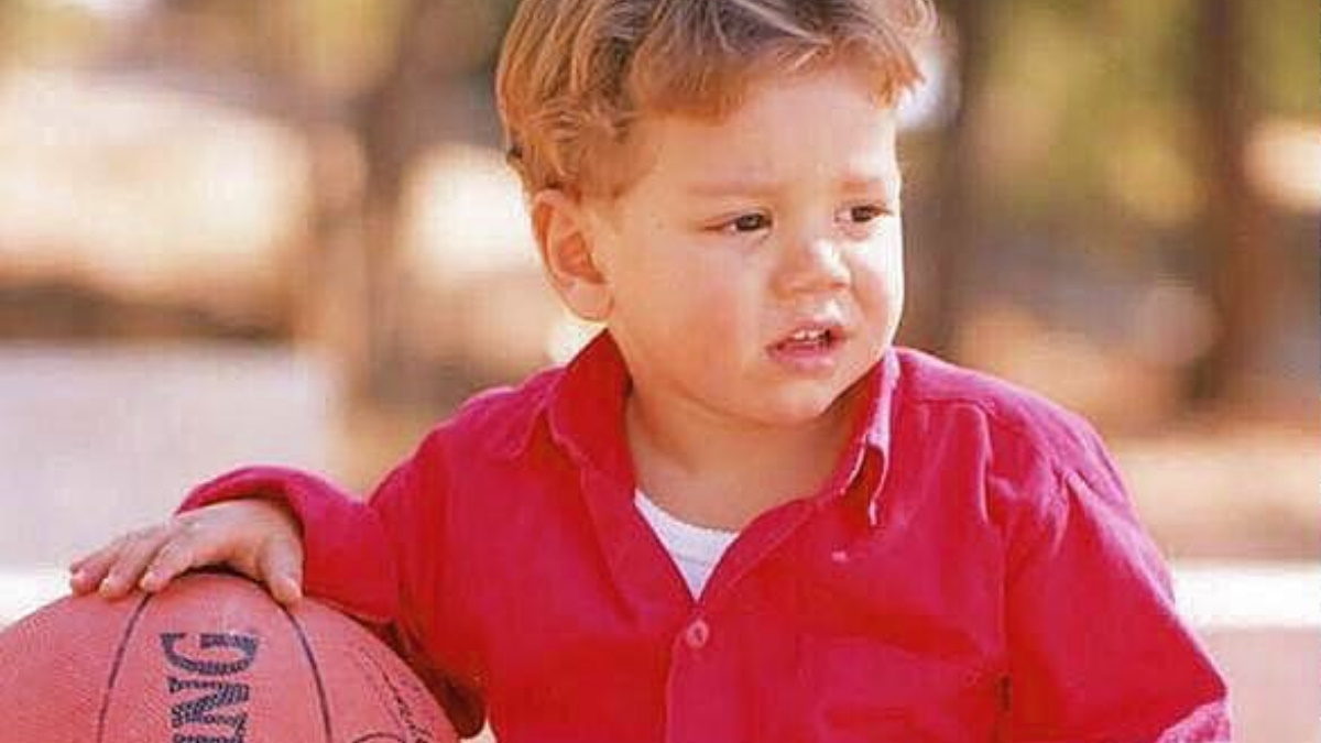 Ο πιτσιρικάς της φωτογραφίας είναι σήμερα γνωστός Έλληνας τραγουδιστής! Τον αναγνωρίζετε;