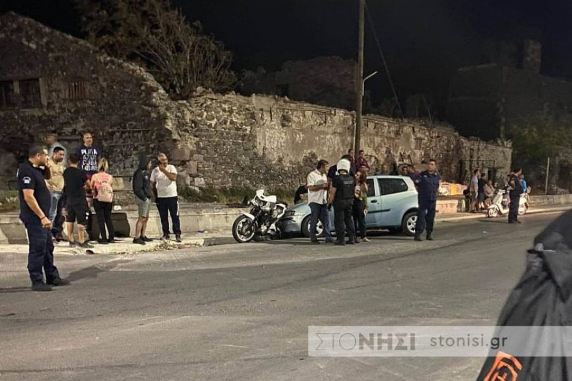 Μυτιλήνη: Αυτοκίνητο έπεσε πάνω σε διαδηλωτές! 6 τραυματίες (pics)