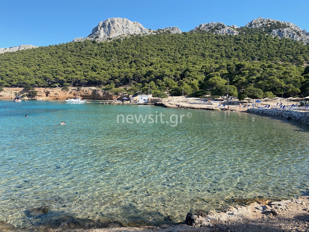 Μονή: Το μικροσκοπικό νησί με τα κρυστάλλινα νερά μόλις 1 ώρα από την Αθήνα