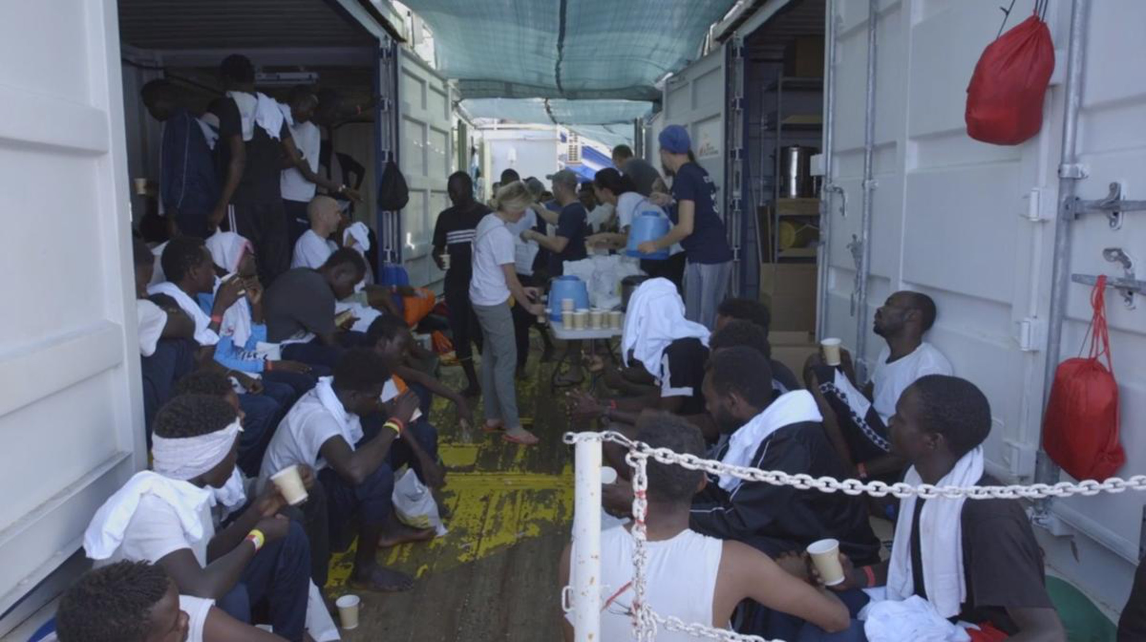Από… πλοίο σε πλοίο – Οι 180 πρόσφυγες του Ocean Viking θα μπουν σε καραντίνα στο Moby Zaza