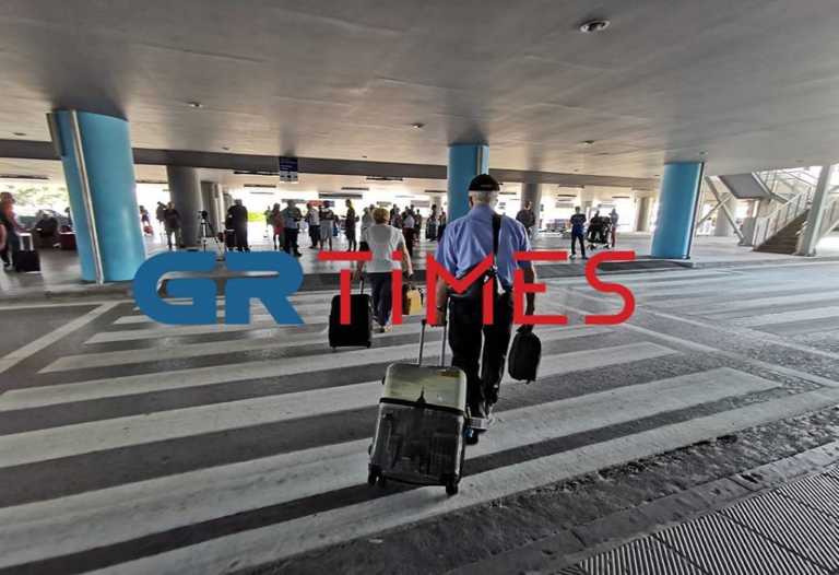 “Σαν την Ελλάδα δεν έχει”! Ενθουσιασμένοι οι τουρίστες στο αεροδρόμιο Μακεδονία