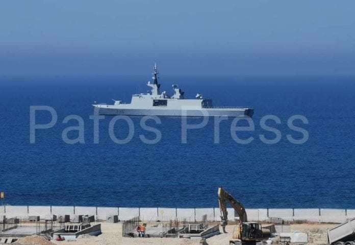 Εντυπωσιακό θέαμα στην Πάφο! Γαλλική φρεγάτα λίγα μέτρα από τη στεριά (pics)