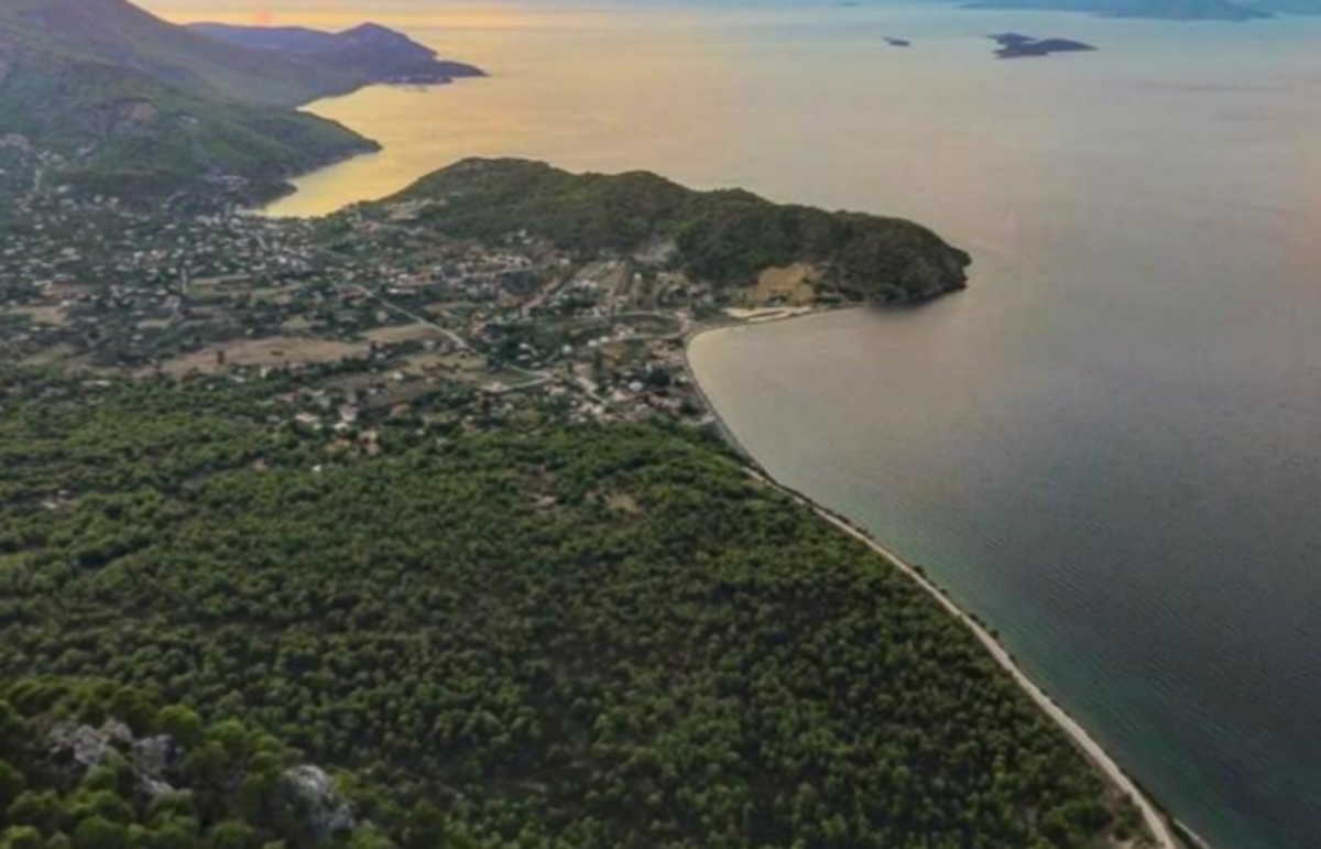 Η άγνωστη παραλία με τον λίγο κόσμο μία ώρα μακριά από την Αθήνα