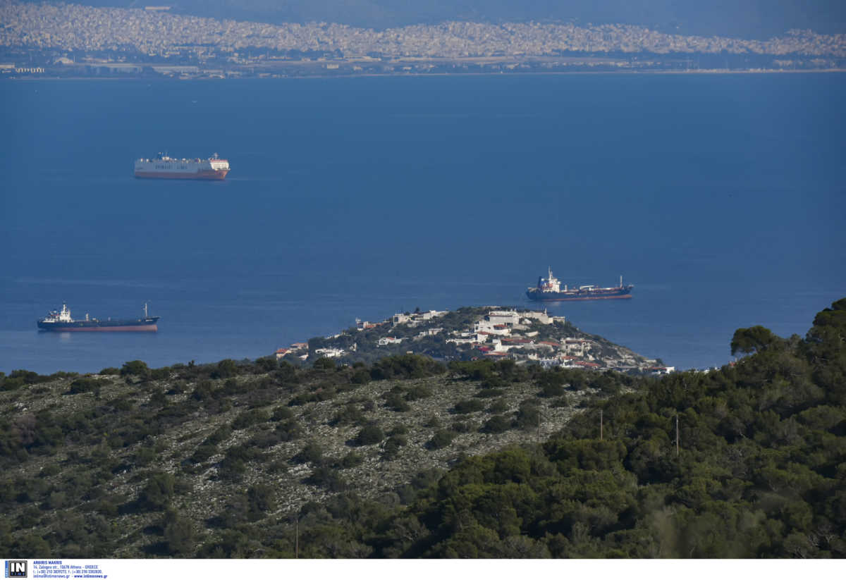 Φωτιά σε πλοίο στο Πέραμα