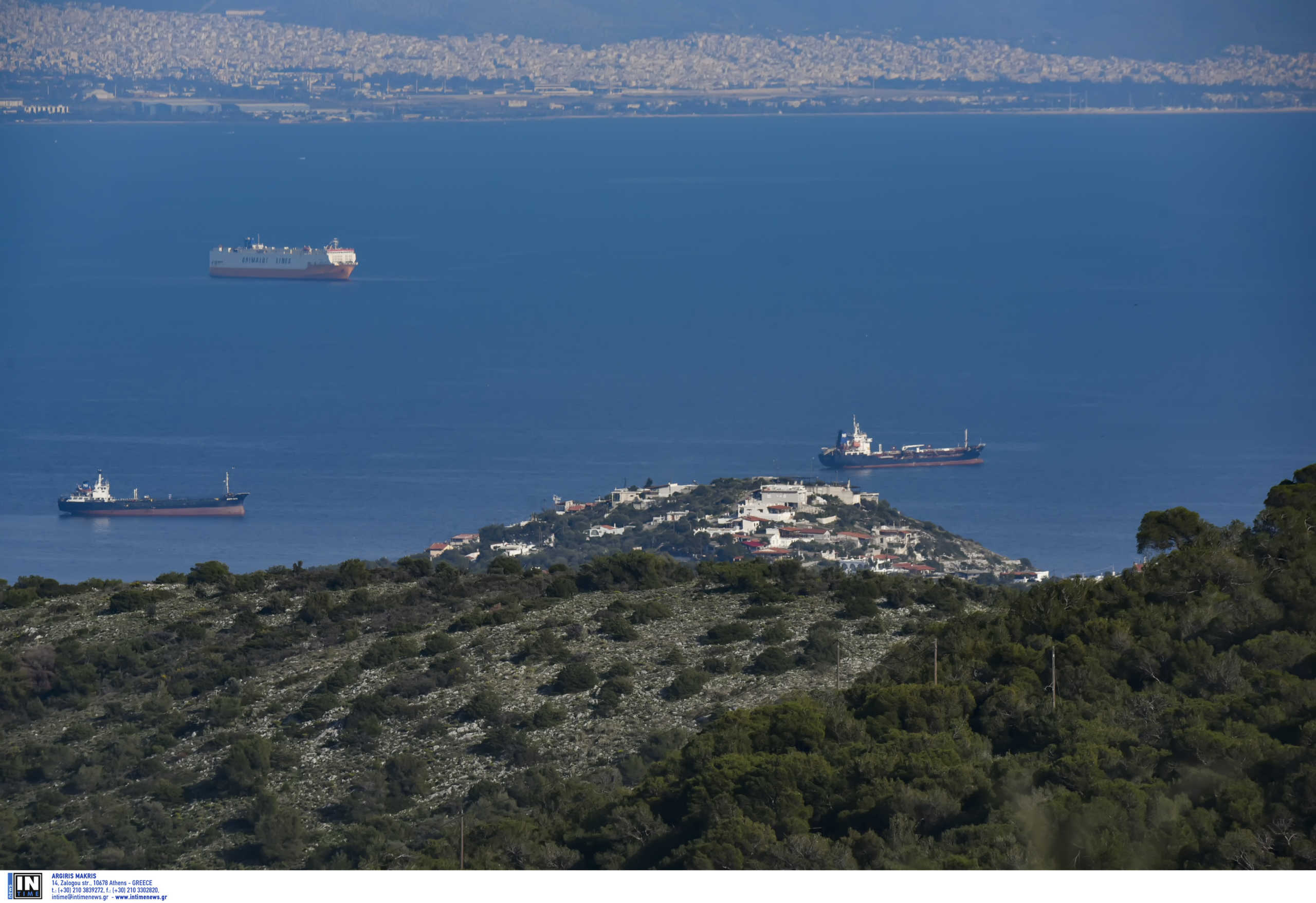 Φωτιά σε πλοίο στο Πέραμα