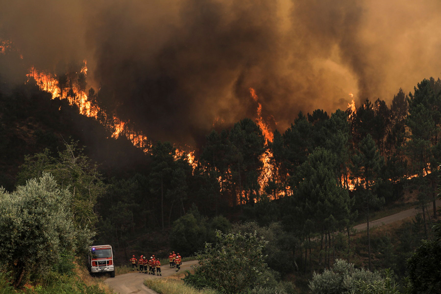 Η Πορτογαλία καίγεται από μεγάλες φωτιές και από καύσωνα με 44 βαθμούς κελσίου