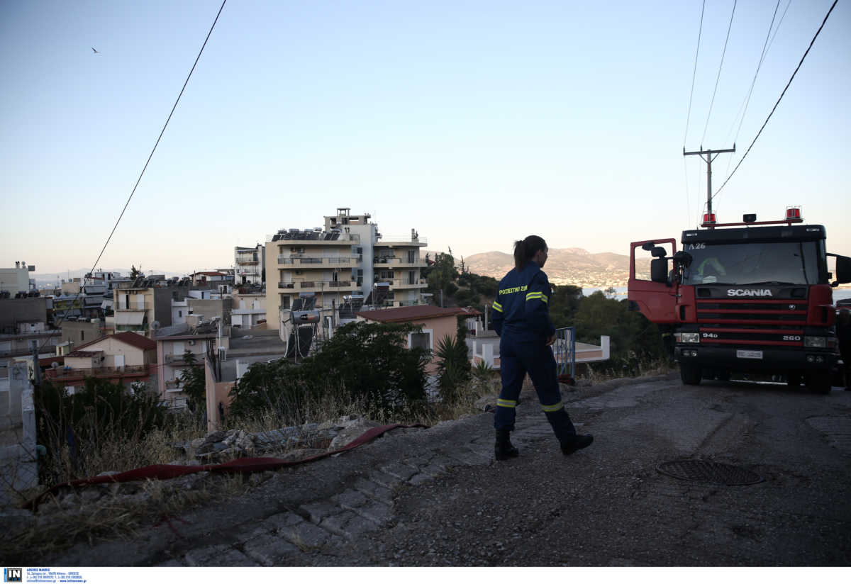 Σύλληψη ενός 20χρονου για εμπρησμό από αμέλεια στο Πέραμα – Οριοθετήθηκε η φωτιά