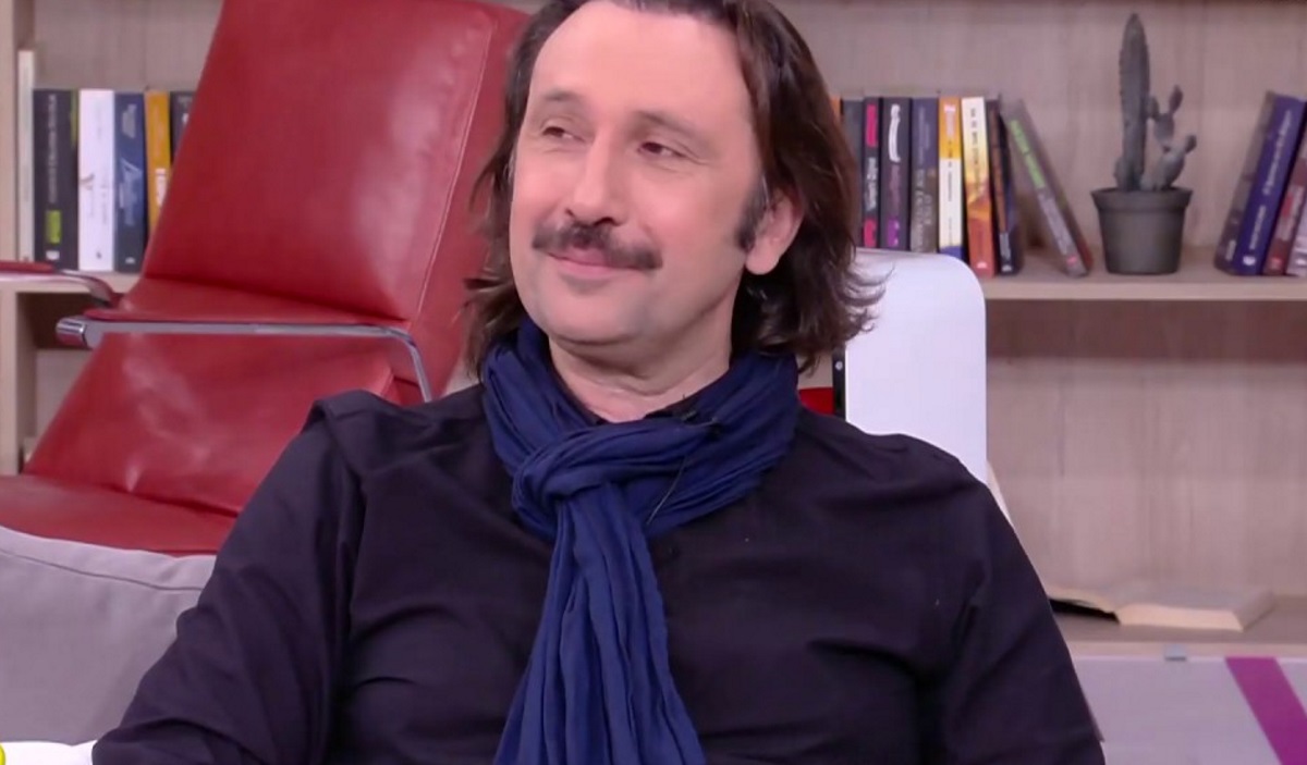 Ο Ρένος Χαραλαμπίδης αποκαλύπτει πρώτη φορά για το ρόλο του “Θανάση Καλημέρη”!