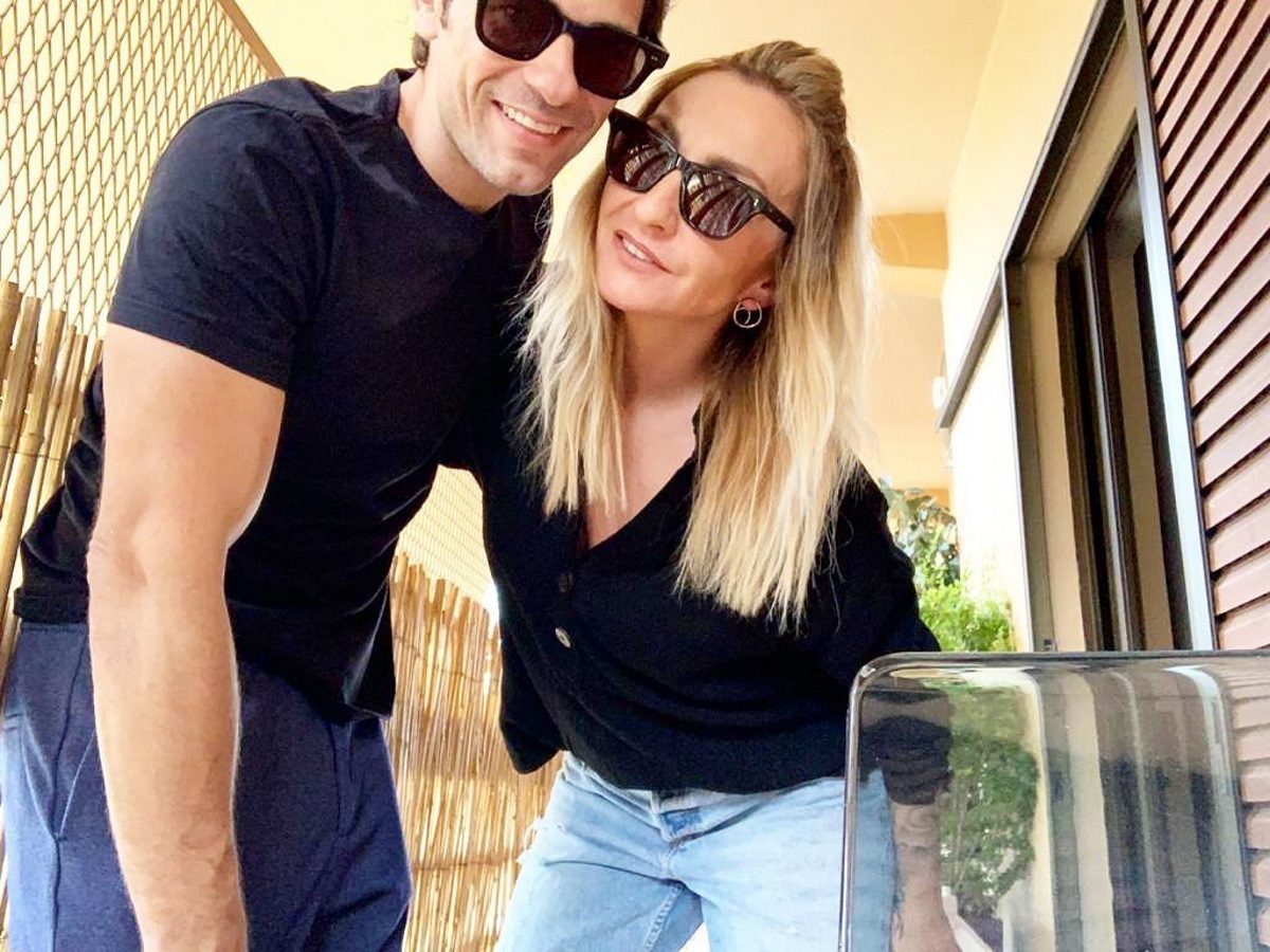 Ο Αποστόλης Τότσικας ποζάρει ολόγυμνος στον φακό της συζύγου του, Ρούλας Ρέβη!