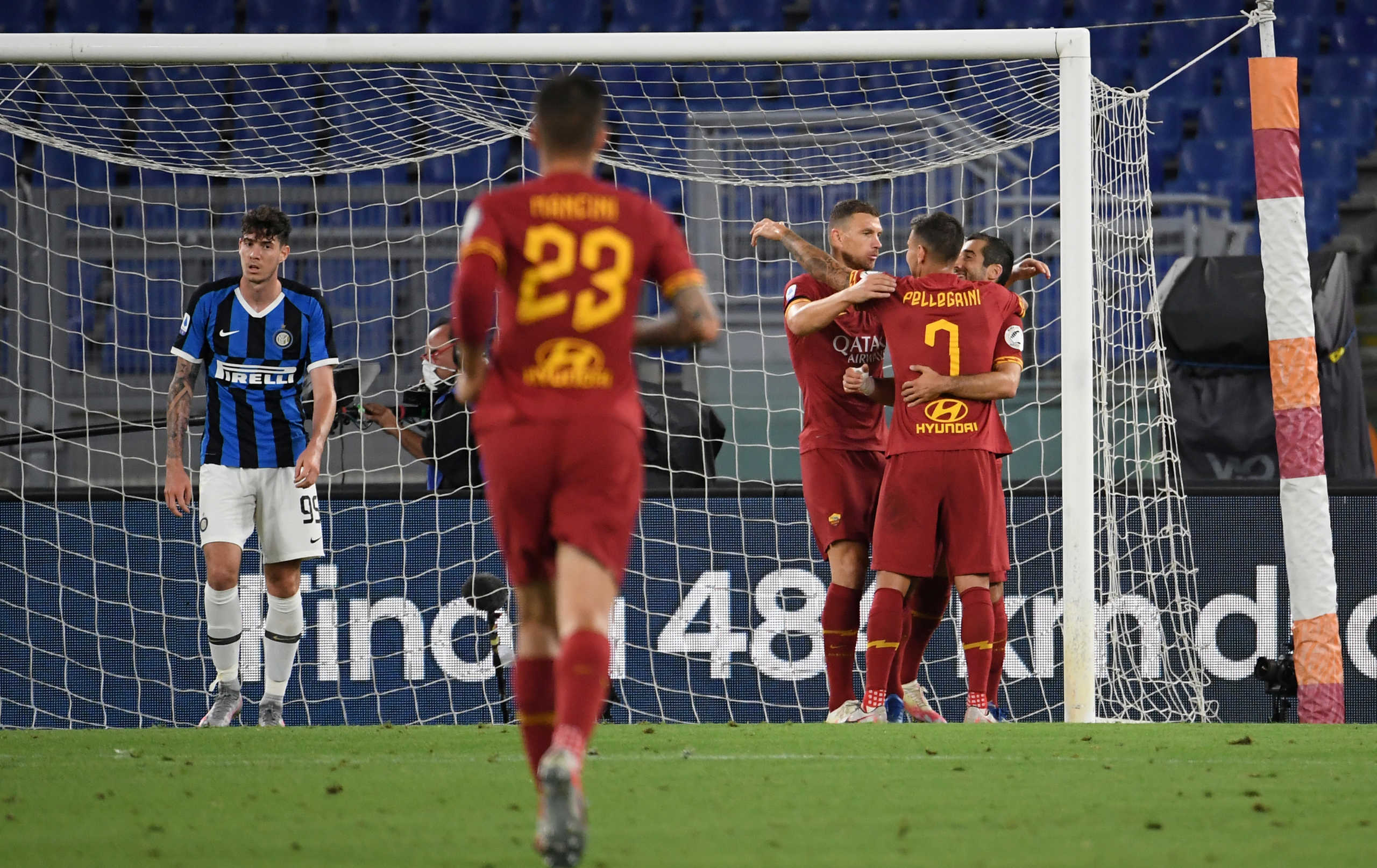 Soccer Football - Serie A - AS Roma v Inter Milan - Stadio Olimpico, Rome, Italy - July 19, 2020   AS Roma's Henrikh Mkhitaryan celebrates scoring their second goal with teammates, as play resumes behind closed doors following the outbreak of the coronavirus disease (COVID-19)   REUTERS