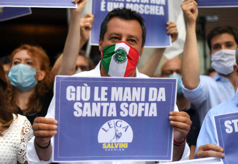 Με μάσκα… ιταλική σημαία ο Σαλβίνι διαδήλωσε για την Αγιά Σοφιά (pics, video)