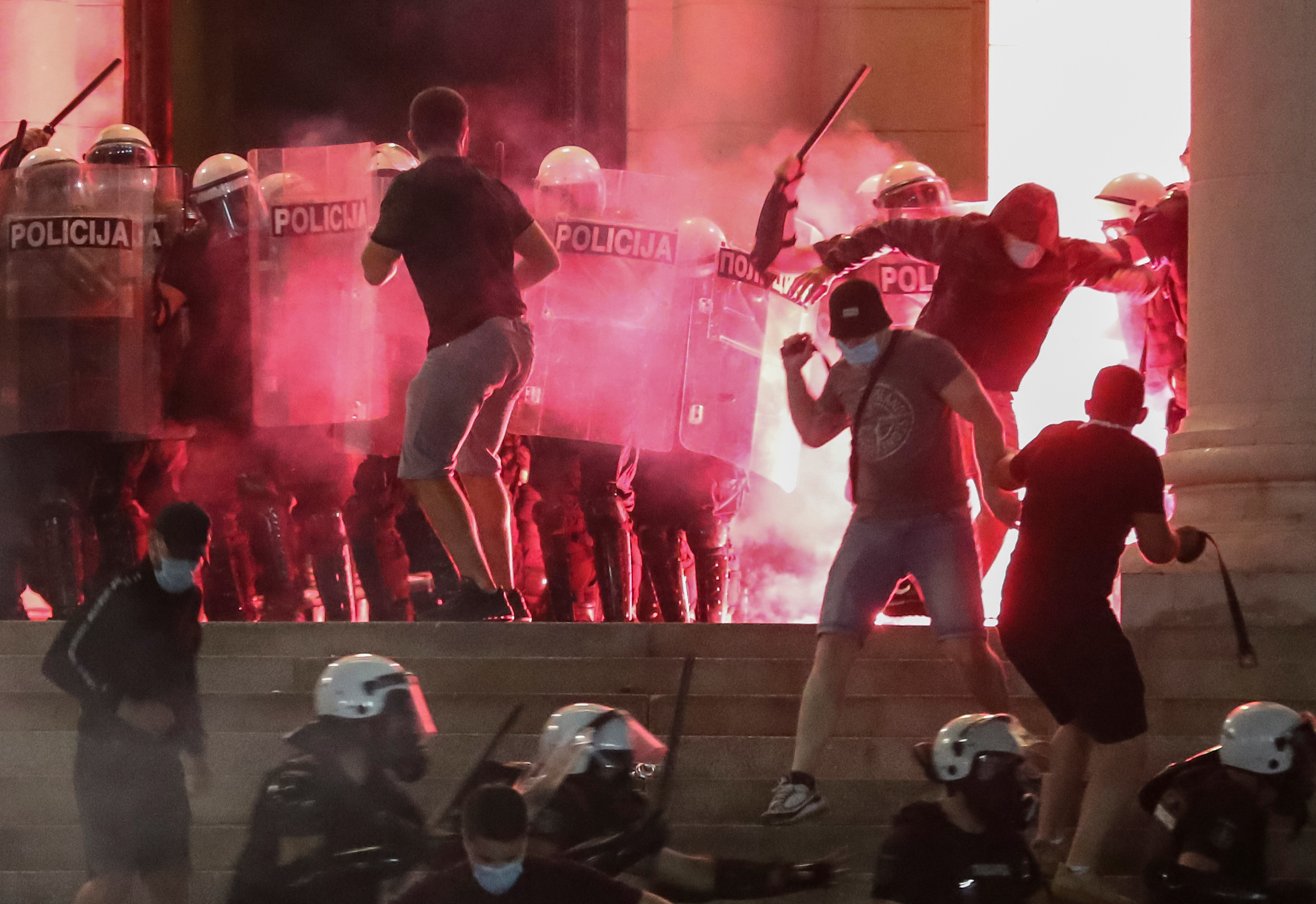 Νύχτα έντασης στο Βελιγράδι – Συγκρούσεις αστυνομίας και εθνικιστών