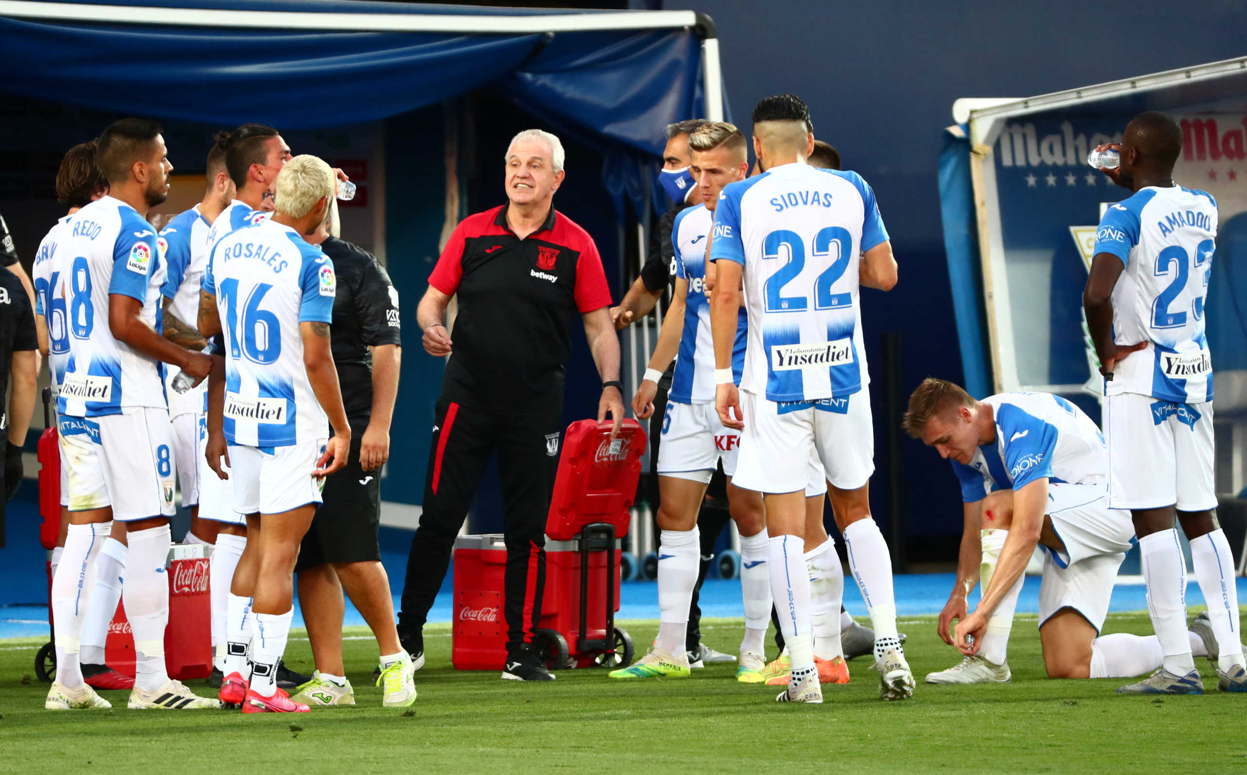 Soccer Football - La Liga Santander - Leganes v Real Madrid - Estadio Municipal de Butarque, Leganes, Spain - July 19, 2020   Leganes coach Javier Aguirre with his players during the drinks break, as play resumes behind closed doors following the outbreak of the coronavirus disease (COVID-19)   REUTERS