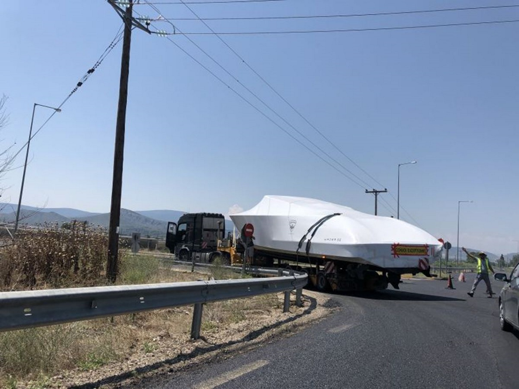 Λάρισα: Η στιγμή που σκάφος 20 μέτρων προκαλεί αναστάτωση σε δρόμο χωριού! Έκπληκτοι οδηγοί και πεζοί (Φωτό)