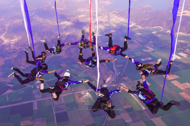 Έτσι είπαν 10 skydivers το δικό τους ευχαριστώ σε όσους έδωσαν μάχη με τον κορονοϊό