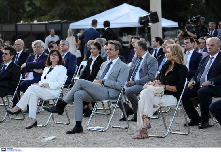 Το ζεύγος Μητσοτάκη, η Πρόεδρος της Δημοκρατίας και οι εμβληματικοί Στύλοι του Ολυμπίου Διός (pics)