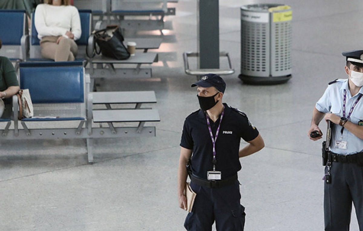 Ηράκλειο: SOS από τους αστυνομικούς! Χωρίς στολές και εκπαίδευση για τον κορονοϊό τους στέλνουν στο αεροδρόμιο