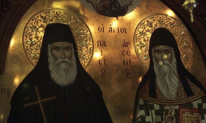Στην Ιερά Μονή του Αγίου Ιωάννου του Θεολόγου στη Σουρωτή Θεσσαλονίκης  μετεβη σήμερα το απόγευμα ο Μακαριώτατος Αρχιεπίσκοπος Αθηνών και Πάσης Ελλάδος κ. Ιερώνυμος.
 Ο Μακαριώτατος Αρχιεπίσκοπος  κ. Ιερώνυμος  βρεθηκε στο  Μοναστήρι του Οσίου Παϊσίου κατόπιν προσκλήσεως του Σεβασμιωτάτου Μητροπολίτου Κασσανδρείας κ. Νικοδήμου.
Η πρόσκληση  του Σεβασμιωτάτου Μητροπολίτου Κασσανδρείας πραγματοποιήθηκε με την ευκαιρία της εορτής μνήμης του Οσίου Παϊσίου του Αγιορείτου.
Ο Μακαριώτατος μετα την τελετη υποδοχης του στην εισοδο της Μονης και την δοξολογια στην Ιερα Μονη   προσκυνήσε τον τάφο του Οσίου Παϊσίου που βρίσκεται στην Ι. Μονή.. Το βραδυ  θα τελέσει Ιερά Αγρυπνία (8 μ.μ.) μαζί με άλλους Σεβασμιωτάτους Αρχιερείς.(Κασσανδρειας  Συρου, Σερρων και Μεσσηνιας----ΦΩΤΟ ΧΡΗΣΤΟΣ ΜΠΟΝΗΣ