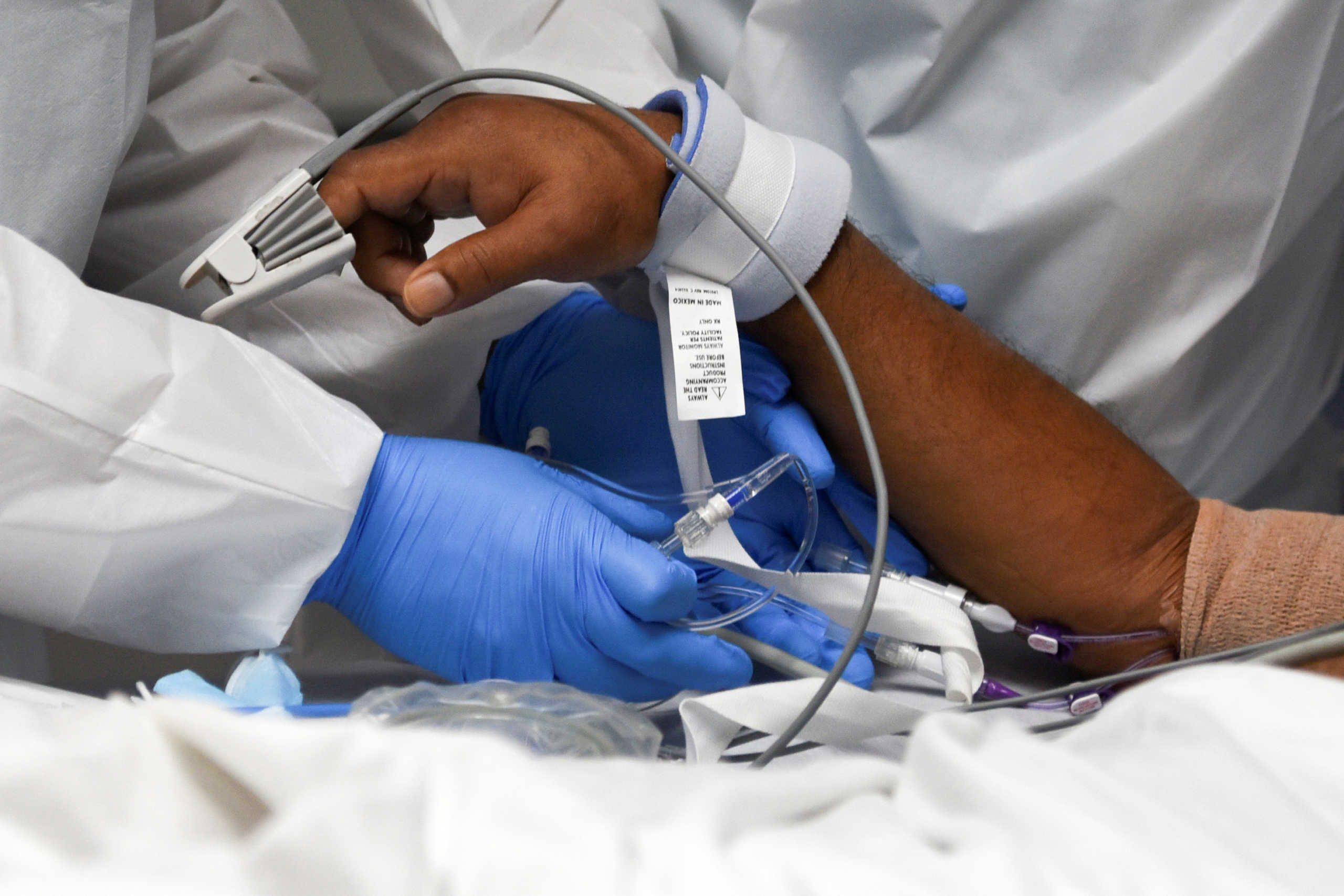 Medical workers treat a coronavirus disease (COVID-19) patient at the United Memorial Medical Center's coronavirus disease (COVID-19) intensive care unit in Houston, Texas, U.S., June 29, 2020.  REUTERS