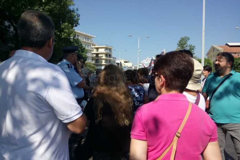 Χανιά: “Θερμή” υποδοχή στον Χάρη Θεοχάρη! Οι αστυνομικοί άνοιξαν τον δρόμο στον υπουργό τουρισμού (Βίντεο)