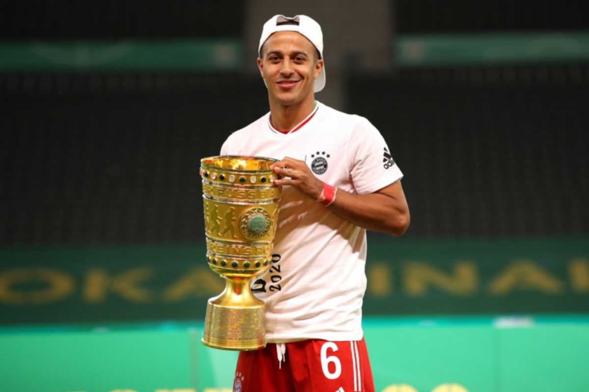 epa08528461 Thiago Alcantara of FC Bayern Munich poses with the trophy after winning the DFB Cup final match between Bayer 04 Leverkusen and FC Bayern Munich at Olympiastadion in Berlin, Germany, 04 July 2020.  EPA