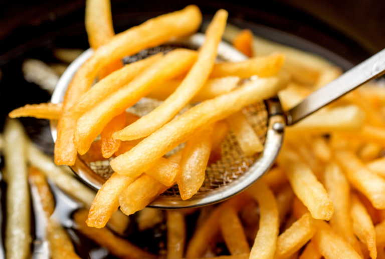 Τηγανιτές πατάτες: Καταργούνται σε εστιατόρια – Τι λένε επιχειρηματίες για την ακρίβεια που τα αλλάζει όλα
