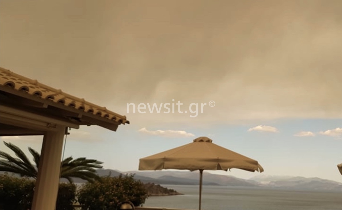 Απόκοσμες εικόνες! Οι καπνοί από τις Κεχριές έφτασαν στο Τολό – Μαίνεται ανεξέλεγκτη η φωτιά