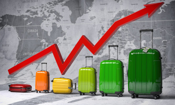 Κορονοϊός: Γιατί οι επιστήμονες βλέπουν αναζωπύρωση στην Ελλάδα εξαιτίας του τουρισμού