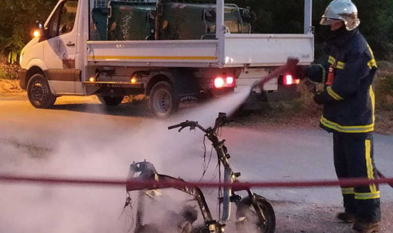 Τρίκαλα: Μηχανάκι έπιασε φωτιά εν κινήσει! (video)