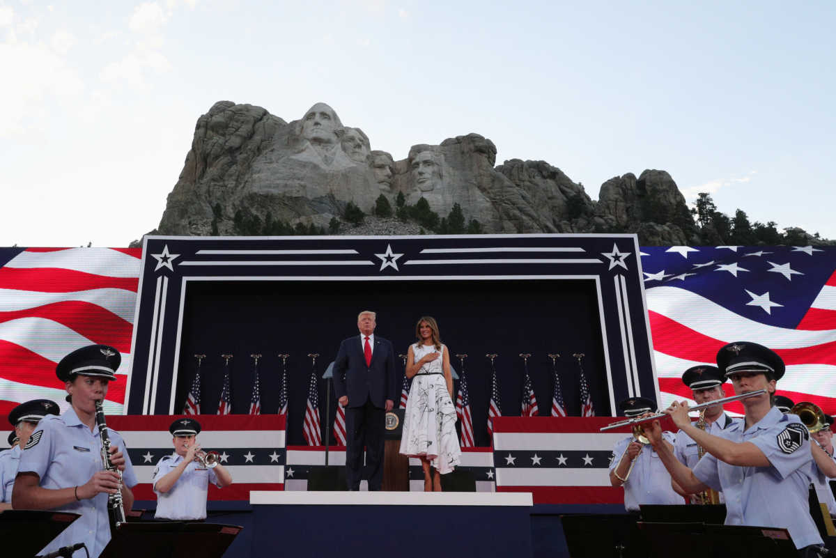 Show Τραμπ στο Όρος Ράσμορ με χιλιάδες υποστηρικτές του ενώ ο κορονοϊός “θερίζει” (pics)