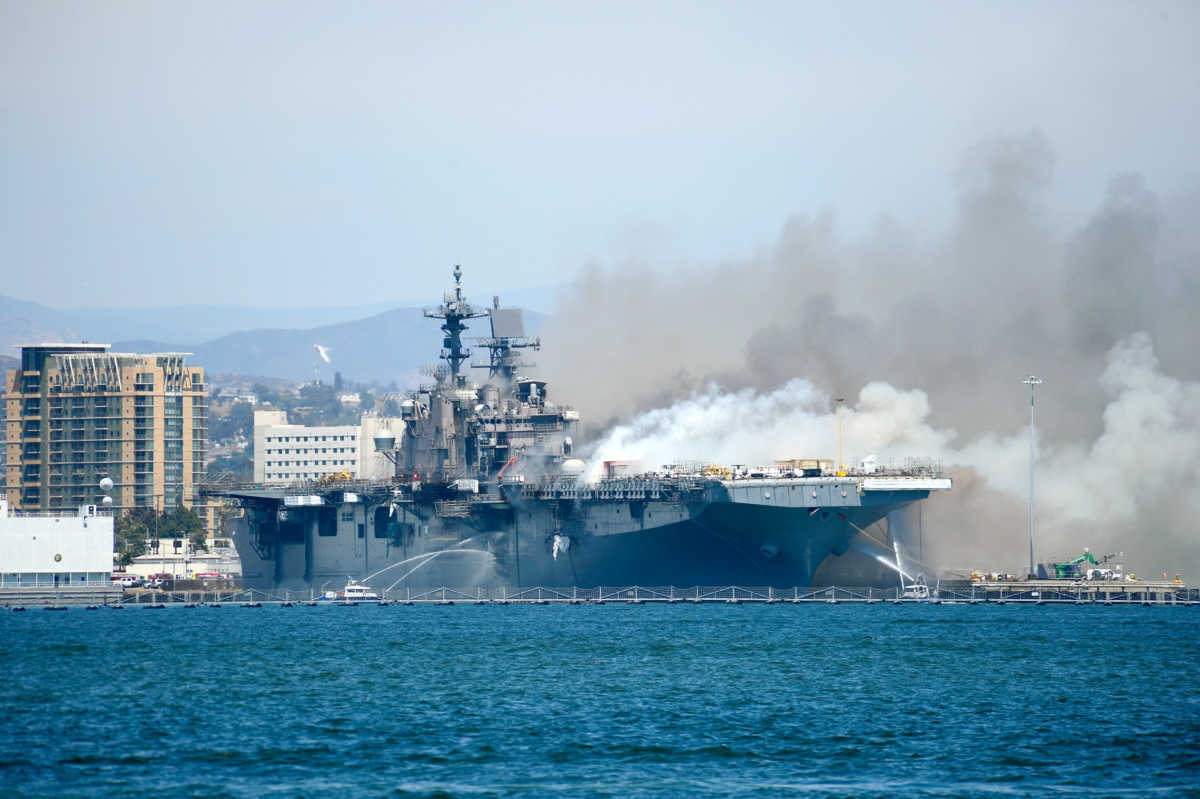 Καλιφόρνια: Έκρηξη σε πολεμικό πλοίο! Πολλοί τραυματίες – “Θα καίγεται για μέρες” ... (BINTEO)