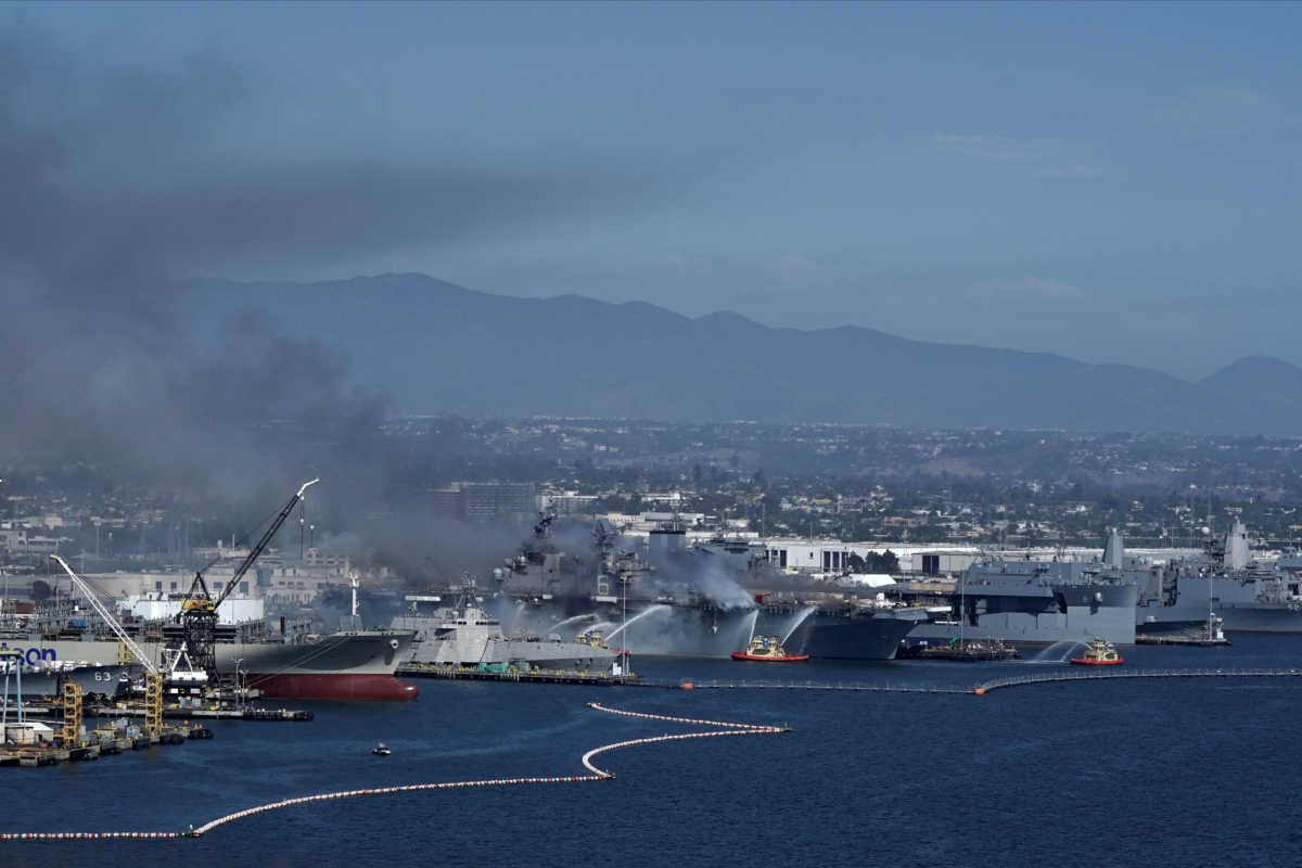 Καλιφόρνια: Έκρηξη σε πολεμικό πλοίο! Πολλοί τραυματίες – “Θα καίγεται για μέρες” ... (BINTEO)