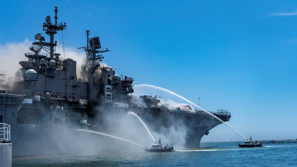 Καλιφόρνια: Έκρηξη σε πολεμικό πλοίο! Πολλοί τραυματίες – “Θα καίγεται για μέρες” ... (BINTEO)