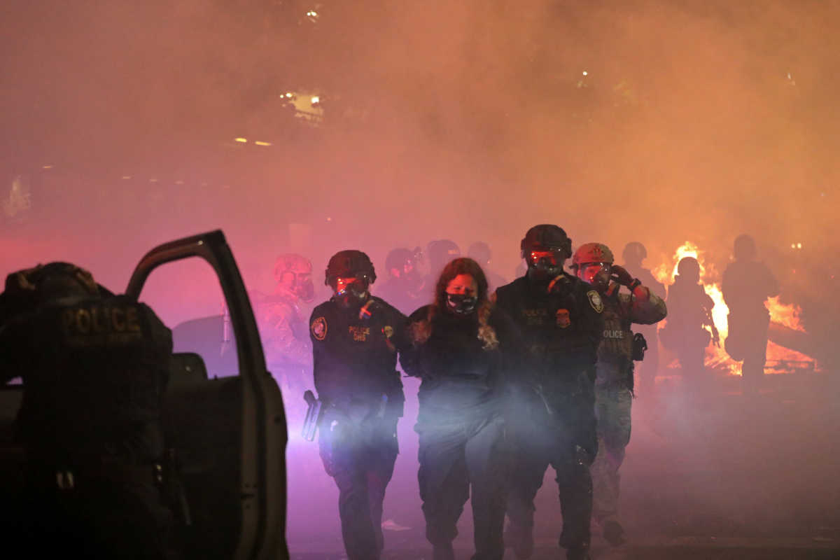 Δύσκολη νύχτα στις ΗΠΑ – Βίαιες συγκρούσεις διαδηλωτών με την αστυνομία σε Σιάτλ και Πόρτλαντ