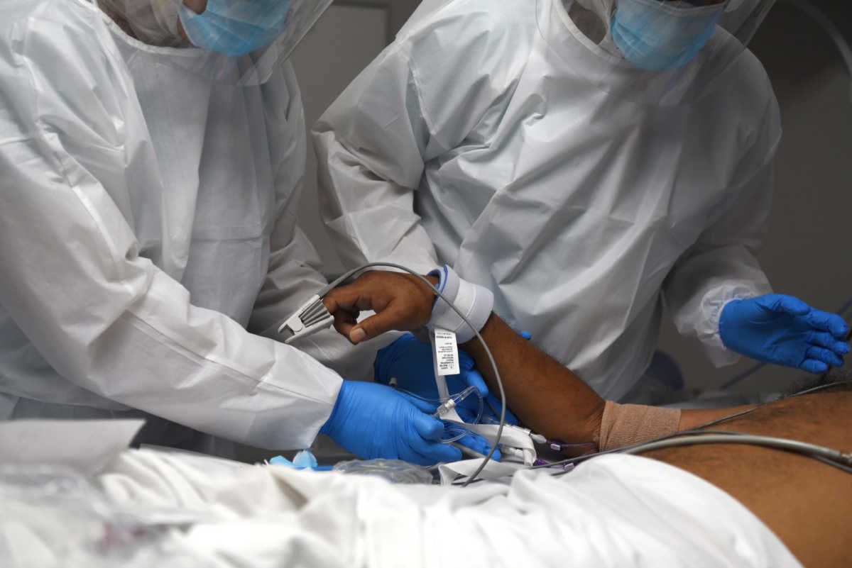 Κορονοϊός: Ραγδαία η αύξηση νοσηλευομένων στις ΗΠΑ – «Αγγίζουν» τους 59.000 οι ασθενείς