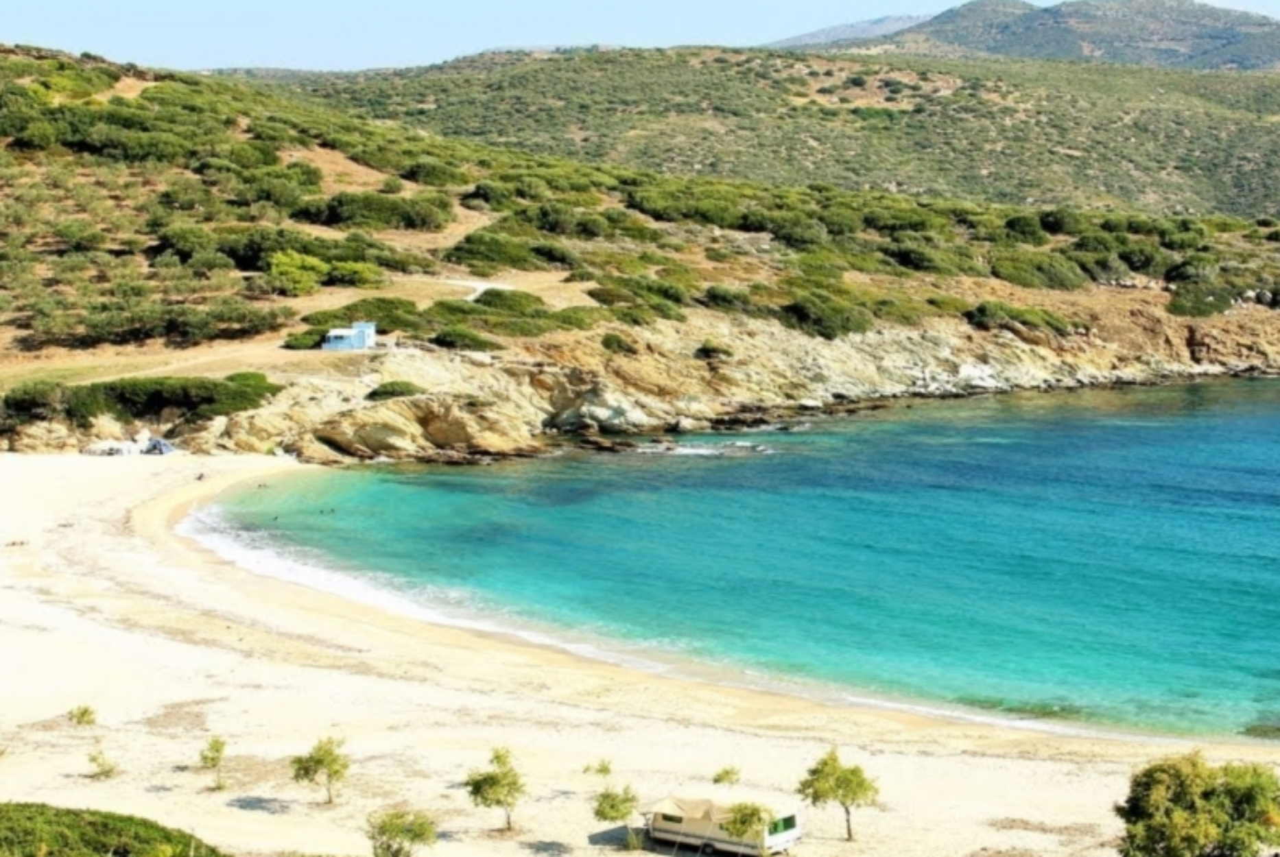 Χερόμυλος: Η εξωτική παραλία του Αιγαίου που πας οδικώς από την Αθήνα