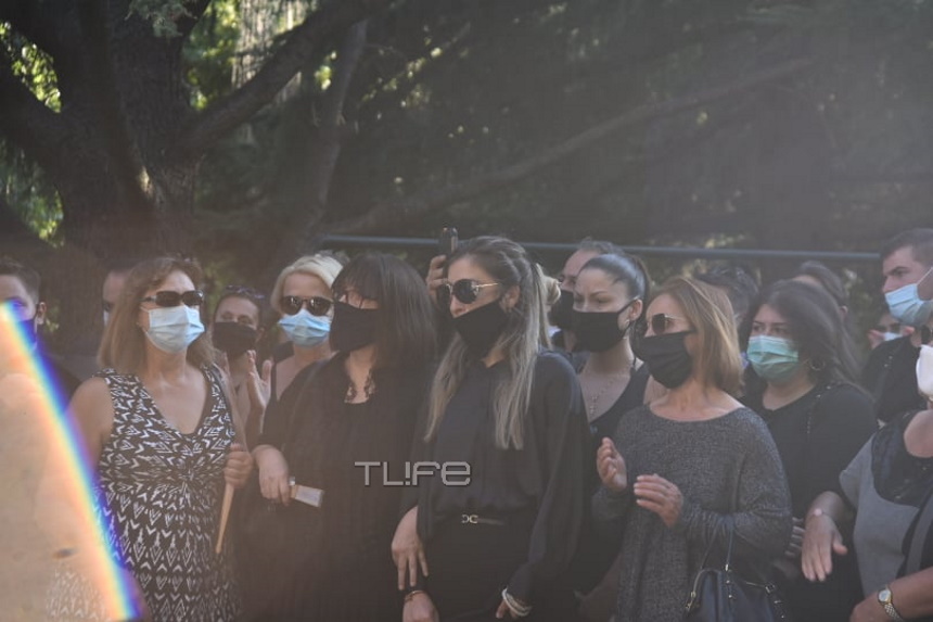 Κηδεία Γιάννη Πουλόπουλου: Συντετριμμένες στο νεκροταφείο η σύζυγος και η κόρη του