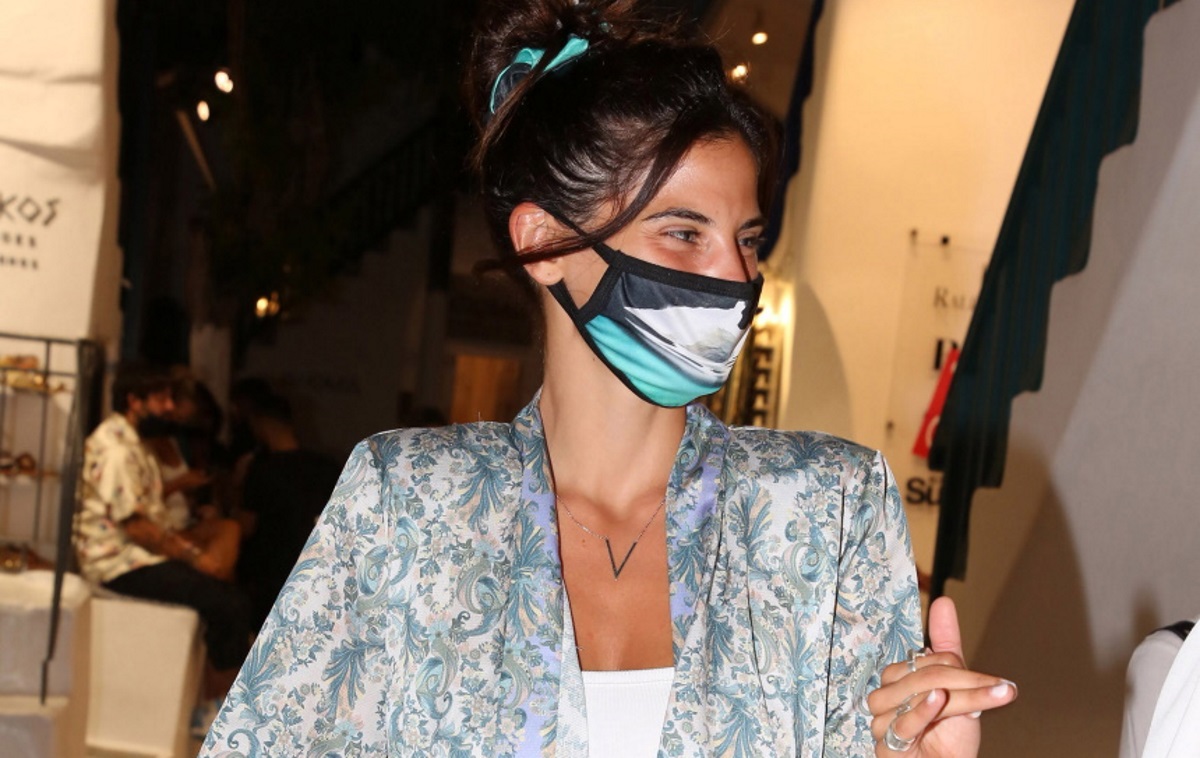 Χριστίνα Μπόμπα: Οι βόλτες της στα Ματογιάννια της Μυκόνου… με μάσκα προστασίας!