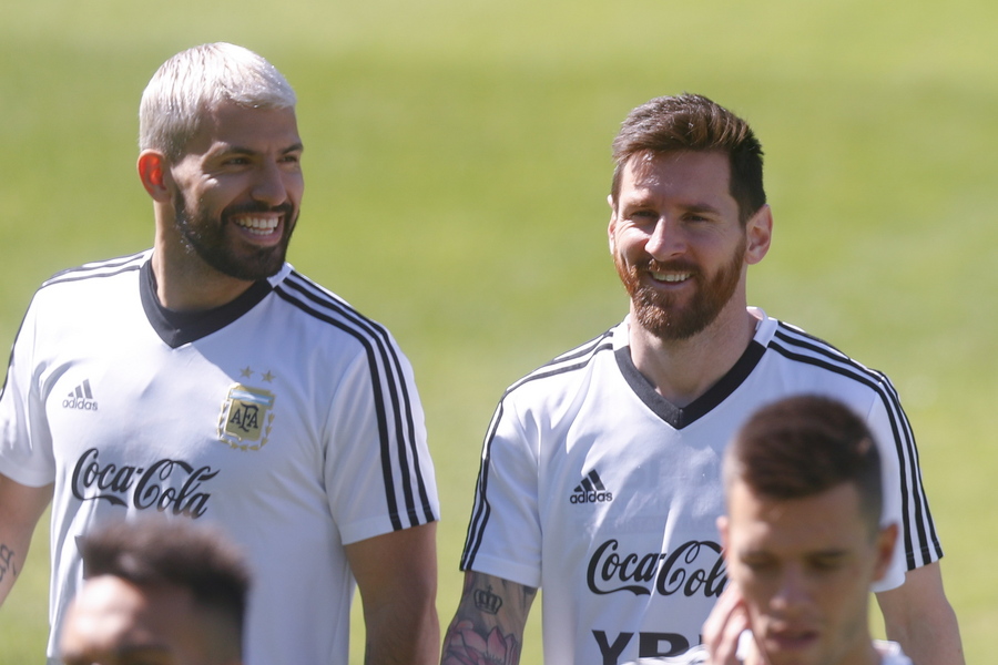 epa07656086 Argentina's national soccer team players Lionel Messi (R) and Sergio Aguero (L) attend a training session, a day before facing Paraguay in their second match for the B group of the Copa America 2019, in Belo Horizonte, Brazil, 18 June 2019.  EPA