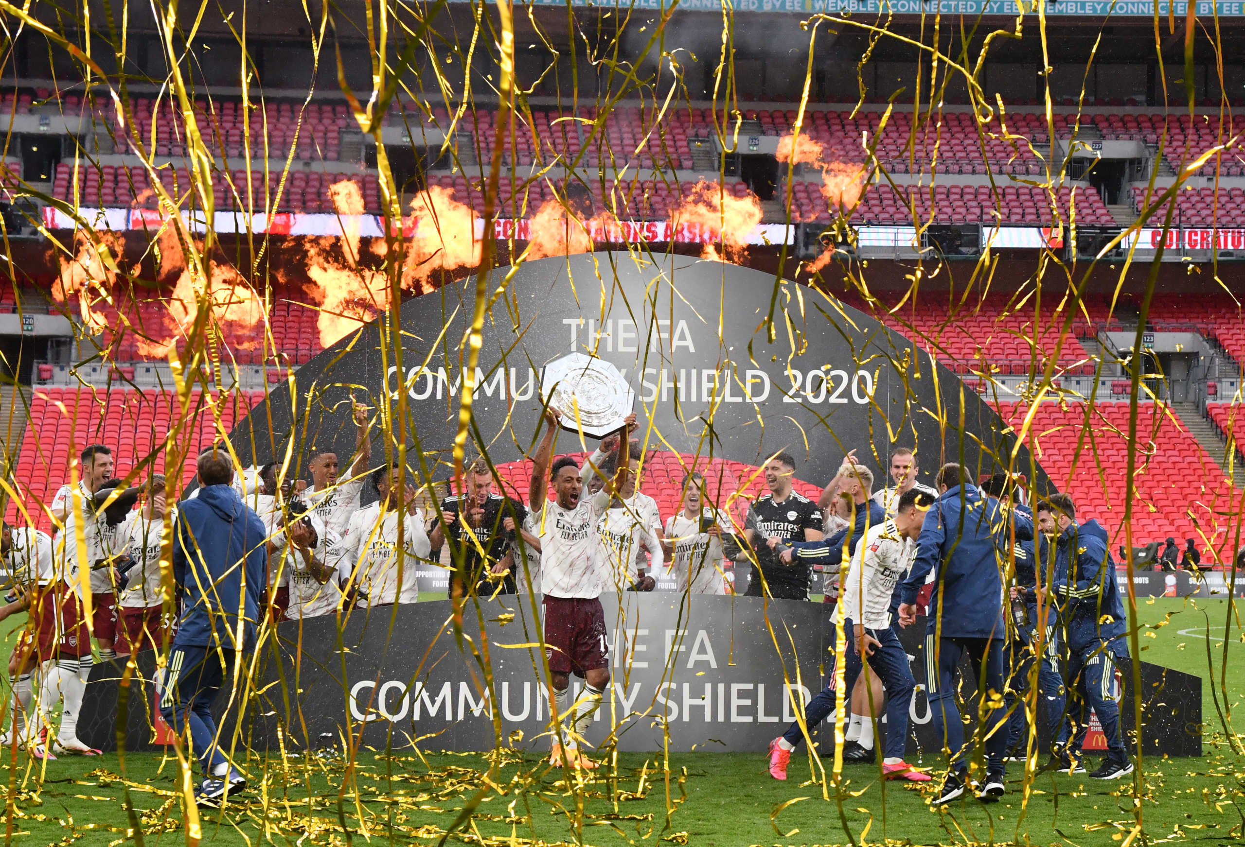 Soccer Football - FA Community Shield - Arsenal v Liverpool - Wembley Stadium, London, Britain - August 29, 2020  Arsenal's Pierre-Emerick Aubameyang and teammates celebrate with the trophy after winning the FA Community Shield, as play resumes behind closed doors following the outbreak of the coronavirus disease (COVID-19) Pool via REUTERS
