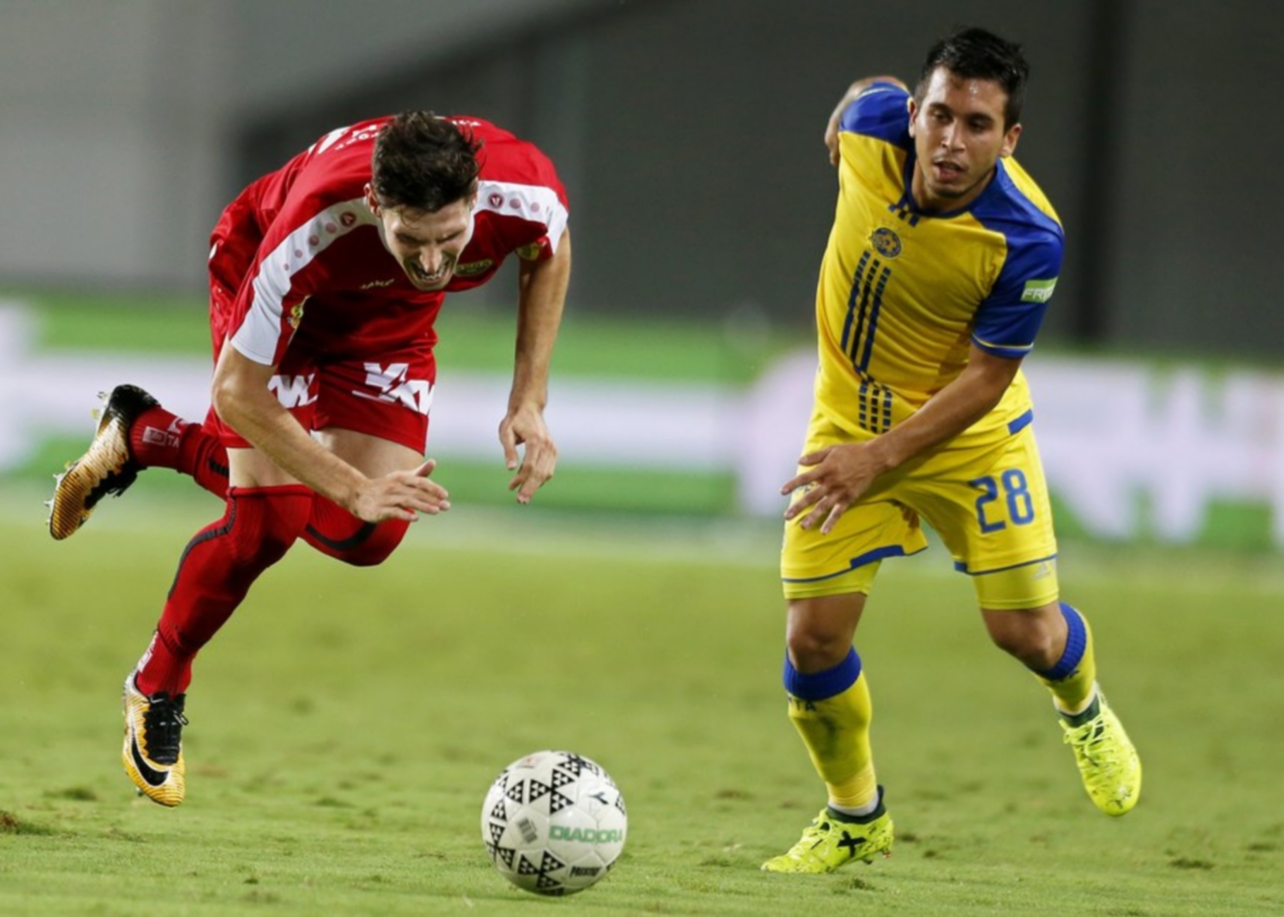 epa06161119 Benedikt Zech (L) of Altach in action against Maccabi Tel Aviv's Christian Battocchio (R) during the UEFA Europa League playoff, second leg soccer match between Maccabi Tel Aviv and SCR Altach in Netanya, Israel, 24 August 2017. Maccabi won 3-2 on aggregate.  EPA