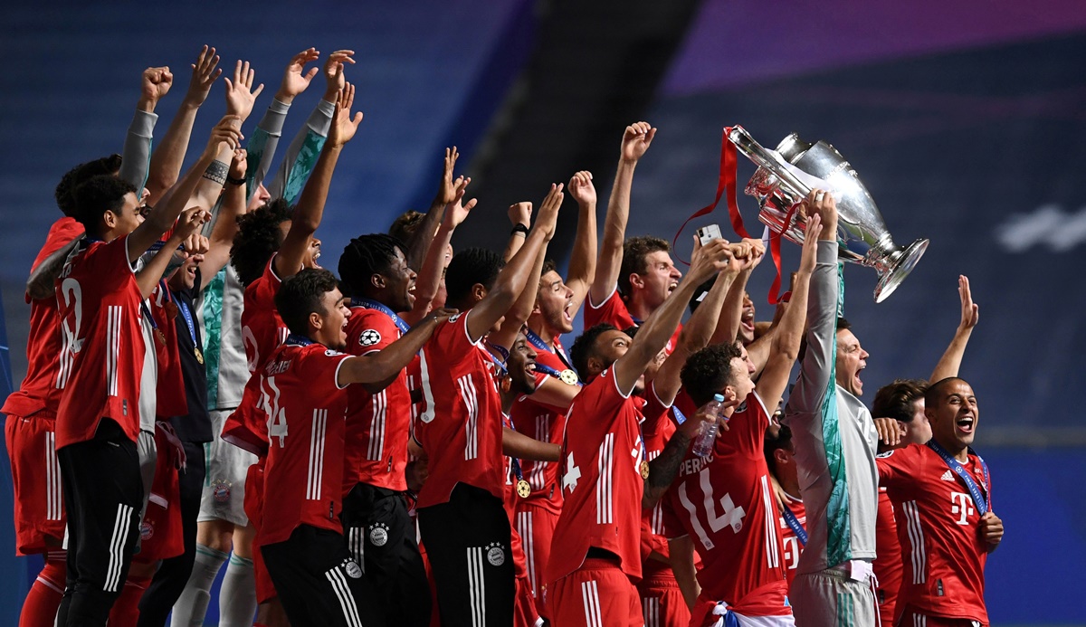 Soccer Football - Champions League - Final - Bayern Munich v Paris St Germain - Estadio da Luz, Lisbon, Portugal - August 23, 2020 Bayern Munich celebrate winning the Champions League with the trophy, as play resumes behind closed doors following the outbreak of the coronavirus disease (COVID-19)  David Ramos