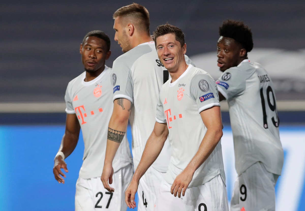 Soccer Football - Champions League - Quarter Final - FC Barcelona v Bayern Munich - Estadio da Luz, Lisbon, Portugal - August 14, 2020  Bayern Munich's Robert Lewandowski celebrates scoring their sixth goal with teammates, as play resumes behind closed doors following the outbreak of the coronavirus disease (COVID-19)  Manu Fernandez