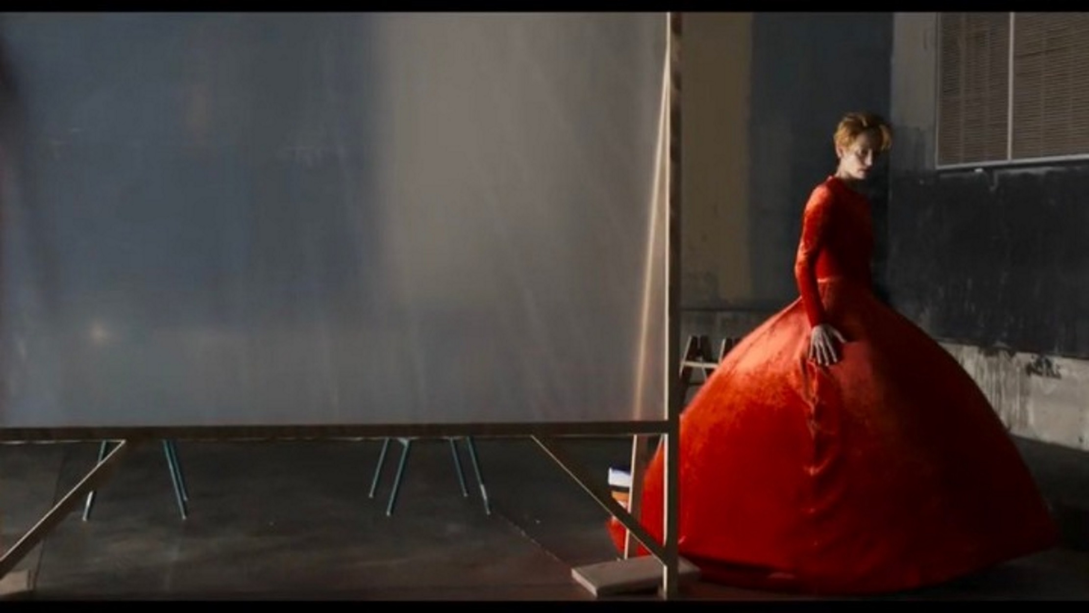 Δημιουργίες Balenciaga στην ταινία των Πέδρο Αλμοδόβαρ και Τίλντα Σουίντον