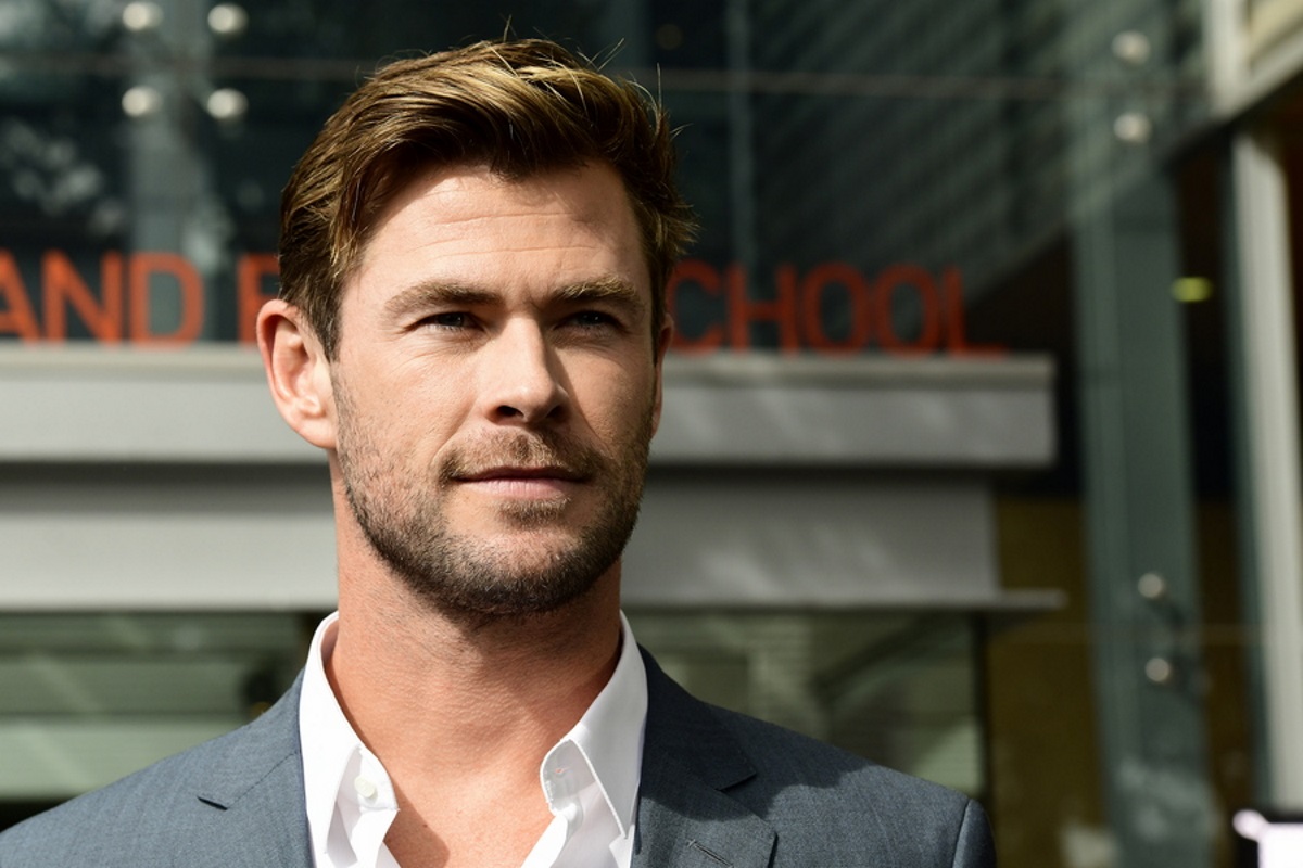 Ο Chris Hemsworth κολυμπάει με καρχαρίες για το National Geographic