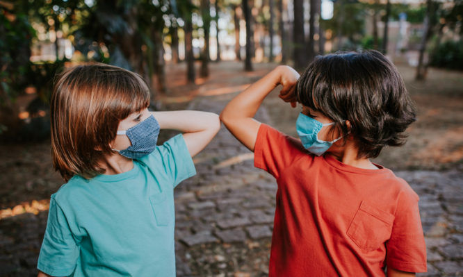 Κορονοϊός: Οι οδηγίες του Π.Ο.Υ. για την μάσκα στα παιδιά